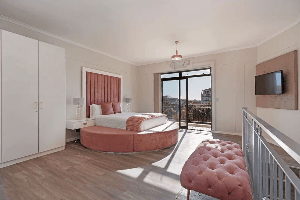 ROYAL PINK - THE ISLAND CLUB